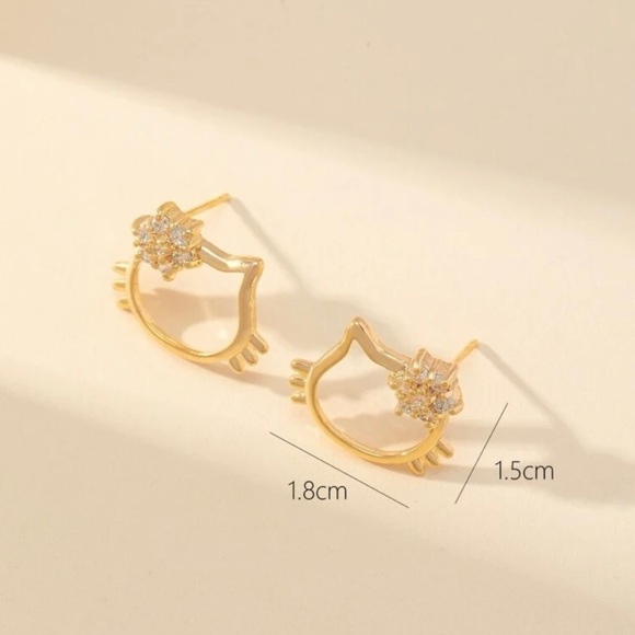 18k gold tone Hello Kitty earrings - Picture 4 of 4